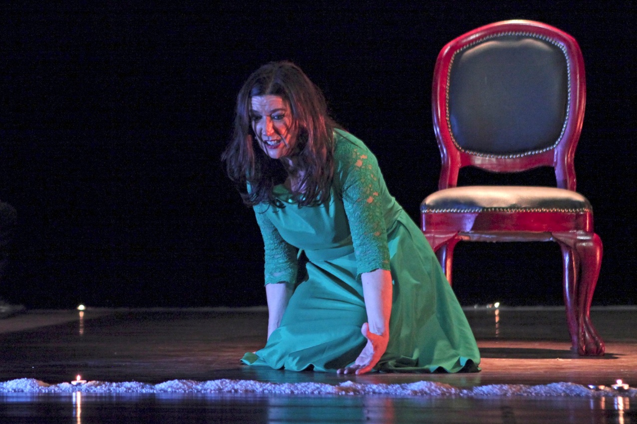Unipersonal La mujer del Don en el ciclo cultural Manzana Abierta